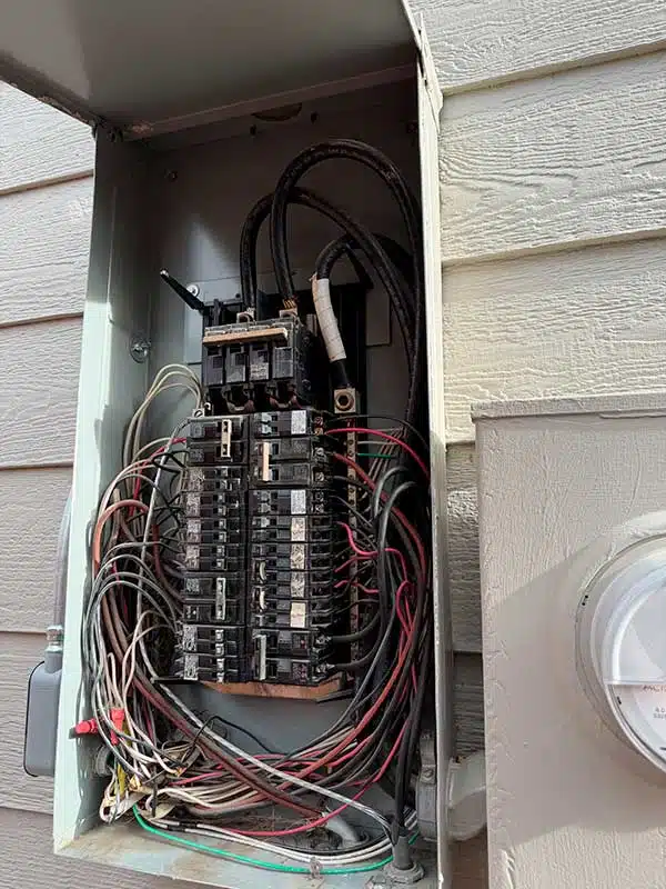 24/7 Emergency Electrician Help in Englewood