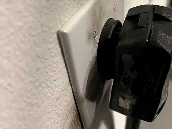 24/7 Emergency Electrician Help in Englewood